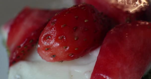 Νόστιμο επιδόρπιο με φρέσκια φράουλα. — Αρχείο Βίντεο