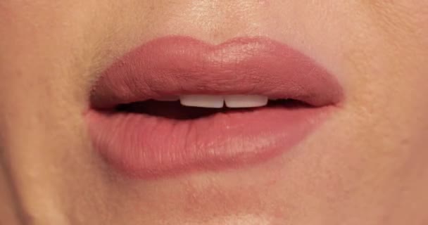 Kadın stres yüzünden dudaklarını ısırıyor. — Stok video