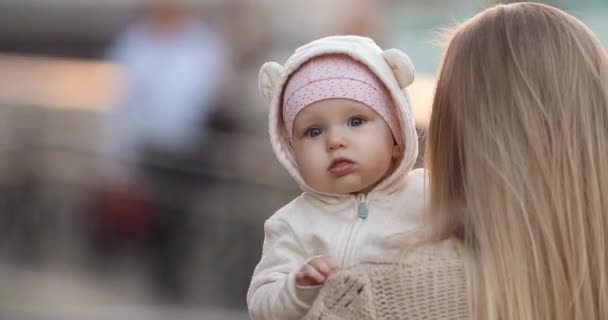 Bahar parkında bir bebek ile Sevgi dolu anne. — Stok video