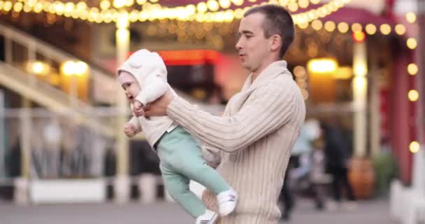 Στοργικός πατέρας με ένα μωρό στο ανοιξιάτικο πάρκο. — Αρχείο Βίντεο
