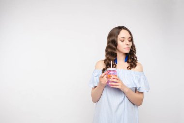 Arka planda elinde cotail ile moda genç kadın