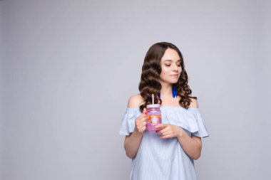 Arka planda elinde cotail ile moda genç kadın