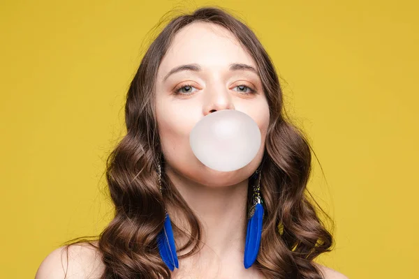 Mujer adolescente masticando goma de mascar y manteniendo globo —  Fotos de Stock