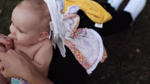 Alegre niño riendo mientras los padres se cambian de ropa de niño — Vídeos de Stock