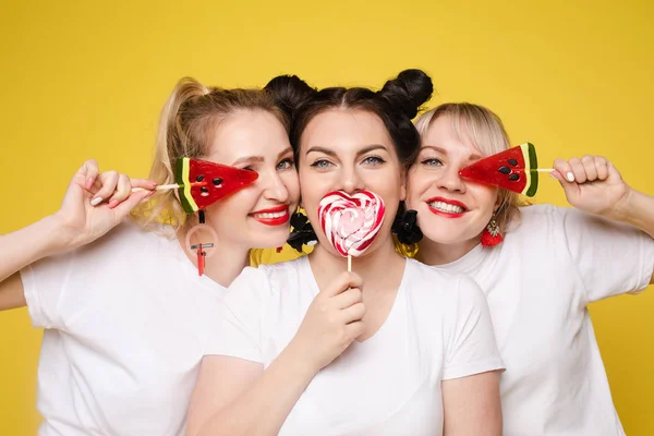 Tres hermosas mujeres celebrando una fiesta y divirtiéndose —  Fotos de Stock