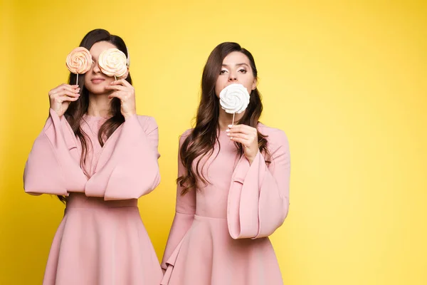 Gêmeos encantadores fechando os olhos com pirulitos e posando — Fotografia de Stock