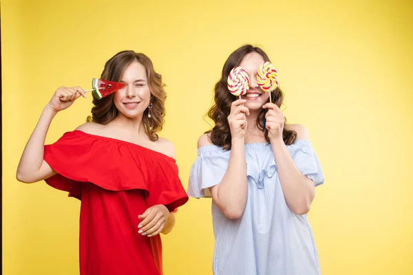 Retrato horizontal de duas jovens mulheres alegres se divertindo juntas no fundo — Fotografia de Stock