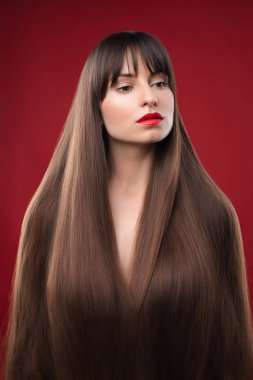 Günlük makyaj ile büyüleyici genç kız yakın portre