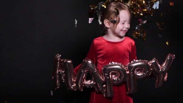 Linda niña en vestido rojo con globos de aire cartas felices . — Vídeos de Stock