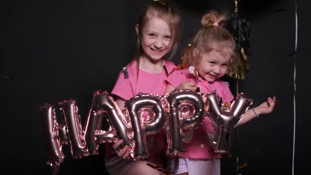 Linda niña en vestido rojo con globos de aire cartas felices . — Vídeo de stock