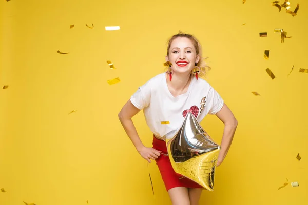 Portrait de belle femme célébrant une fête et s'amusant — Photo