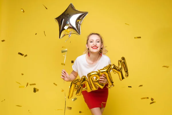 Portrait de belle femme célébrant une fête et s'amusant — Photo