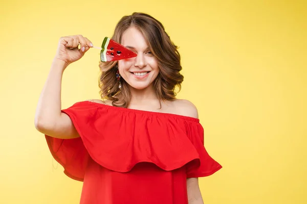 Modische junge Frau mit Lolipop in den Händen im Hintergrund — Stockfoto