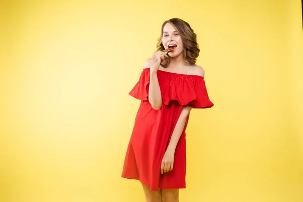 Mulher sedutora como boneca doce com doces . — Fotografia de Stock