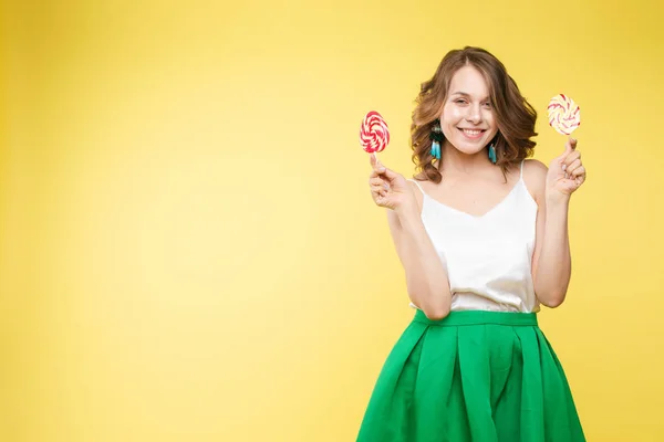 Lustiges Mädchen mit Lutschern auf Augen und offenem Mund. — Stockfoto