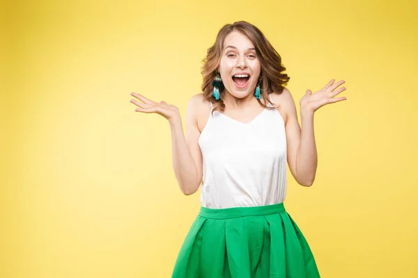 Beautiful caucasian girl showing amazement with closed mouth. — Stock Photo, Image