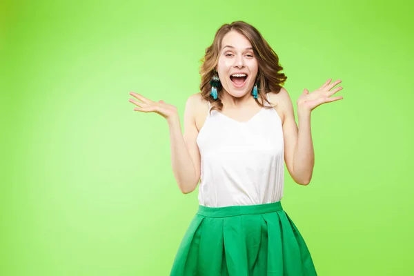 Beautiful caucasian girl showing amazement with closed mouth. — Stock Photo, Image