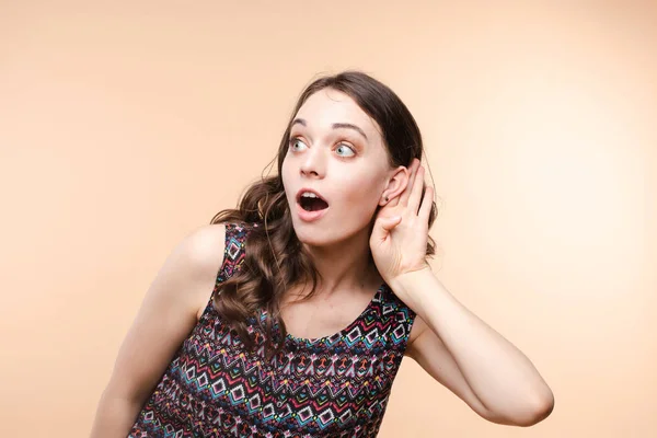 Una chica encantadora escuchando chismes. Estudio retrato de hermosa caucásica —  Fotos de Stock