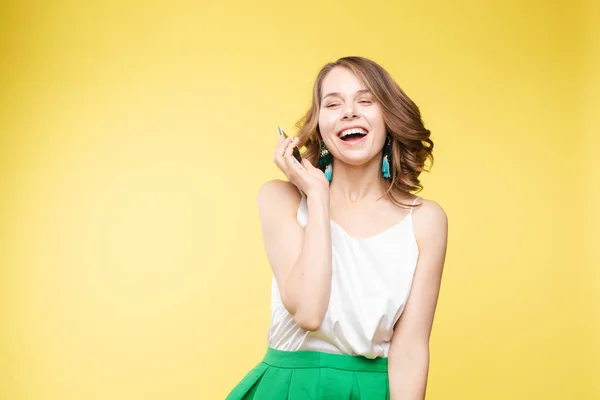 Mädchen zeigt Handy mit schockiertem Gesichtsausdruck in die Kamera. — Stockfoto