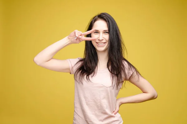 Csinos lány, fehér tetején a béke jele. — Stock Fotó