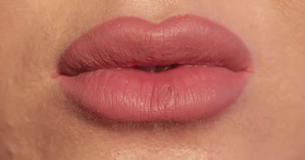 Mujer mordiéndose los labios debido al estrés . — Vídeo de stock
