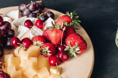 Çeşitli meyve ve peynir tabağı. Lezzetli yemek tabağının yakın çekim