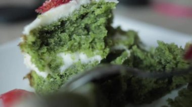 çilek reçeli aşırı yakın çekim ile iştah açıcı taze bisküvi pasta kek utting parçası