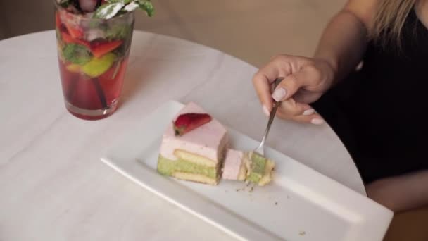 Hermosa mujer joven sexy disfrutando de comer pastel de pastelería apetitoso usando tenedor inclinar hacia arriba — Vídeos de Stock
