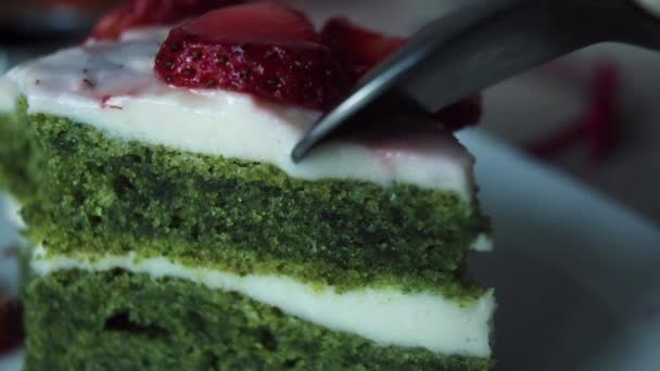 イチゴジャム極端なクローズアップと食欲をそそる新鮮なビスケットペストリーケーキの一部を食べる — ストック動画