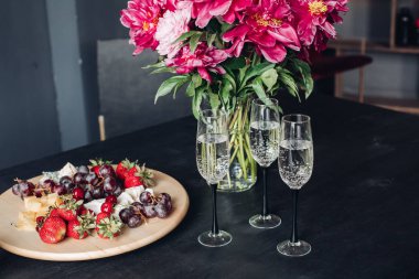 Çeşitli meyve ve peynir tabağı. Lezzetli yemek tabağının yakın çekim