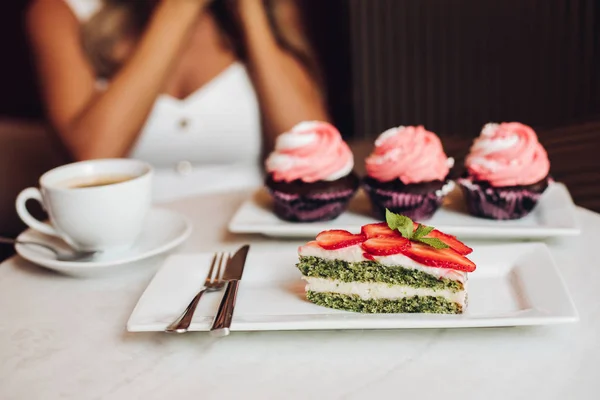 Finom eper Cupcakes fehér kerámia tányérra tálalva. — Stock Fotó