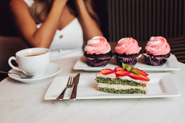 Vista desde arriba de delicioso pastel con fresas —  Fotos de Stock