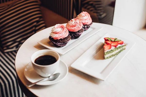 Vista desde arriba de delicioso pastel con fresas —  Fotos de Stock