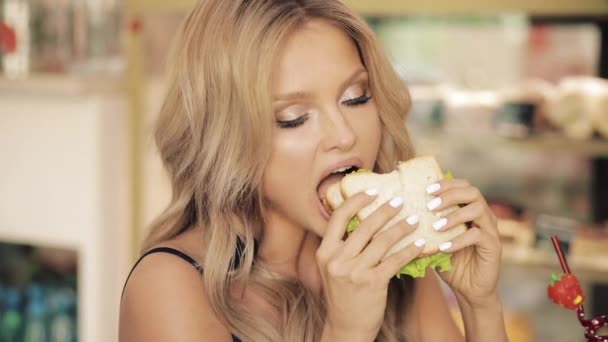 Close-up boca de adorável mulher faminta comer sanduíche apetitoso desfrutando de comida — Vídeo de Stock