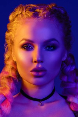 Akşam neon ışıkları orta yakın çekim çevrili baştan çıkarıcı genç Avrupalı kadın portresi