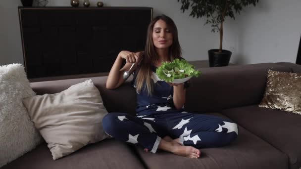 Retrato de hermosa mujer sonriente comiendo ensalada apetitosa haciendo aire beso tiro medio — Vídeos de Stock