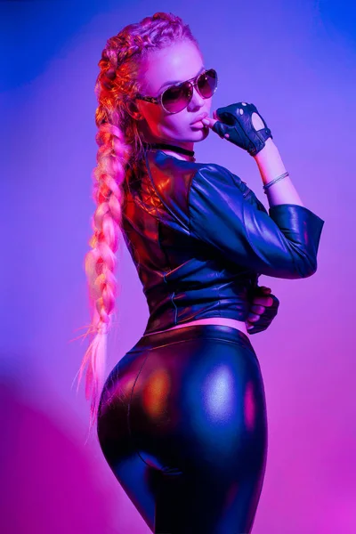 Tozluk seksi sıcak sarışın ve üst poz