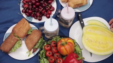 Battaniyeye karpuz koyan kadın.