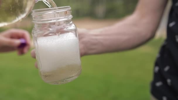 Despejar limonada em frasco de vidro . — Vídeo de Stock