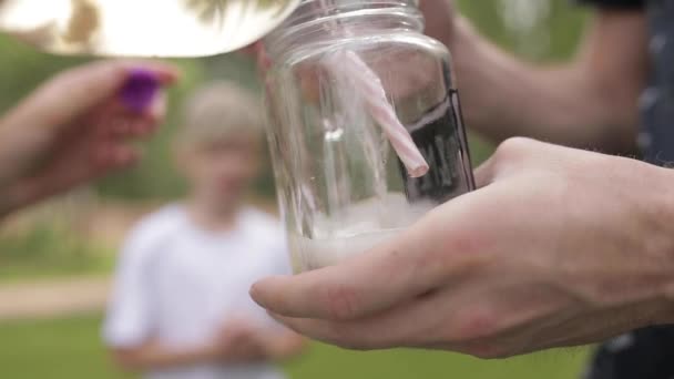 Pouring lemonade in glass jar. — Stock Video