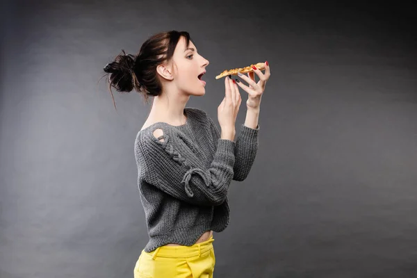 Głodny dziewczyna z otwartą usta jedzenia pizzy — Zdjęcie stockowe