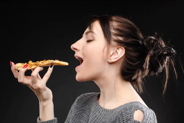 Głodny dziewczyna z otwartą usta jedzenia pizzy — Zdjęcie stockowe