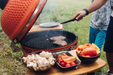 Barbekü yüksek açıda yakın çekim erkek el ızgara sulu parça et