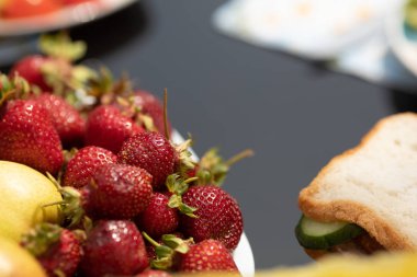 Tabakta servis edilen lezzetli çilek seçici odak