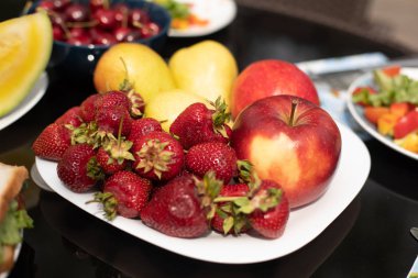 Tabakta servis edilen lezzetli çilek seçici odak