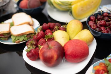 Açık havada yaz pikniği. Salata tabaklarda servis edilir.