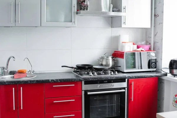 Bela moderna cozinha vermelha limpa em pequeno apartamento tiro completo — Fotografia de Stock