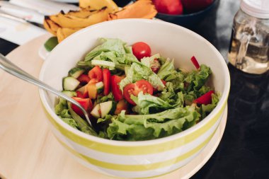 Bir kaselezzetli taze salata. Lezzetli taze ev sebzeleri yapılan lezzetli ev yapımı salata yakın çekim.