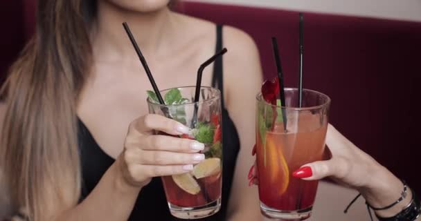 Close-up dos glamour hembra amigo clink vasos con cóctel fresco y beber juntos — Vídeo de stock