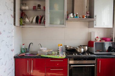 Belarus Minsk 06 12 2019 Kirli bulaşıkları ve yığılmayı tam çekim ile tipik küçük mutfak